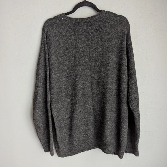 Label of graded goods gray crewneck sweater Christmas theme size large 24x34x28 - Picture 4 of 4